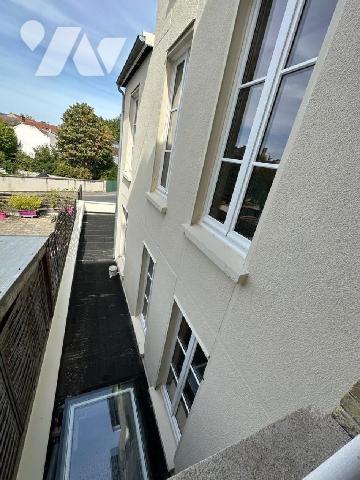 Situé Proche du Centre-ville, Rue de Sézanne, Immeuble à usage de Commerce et d'Habitation d'un...