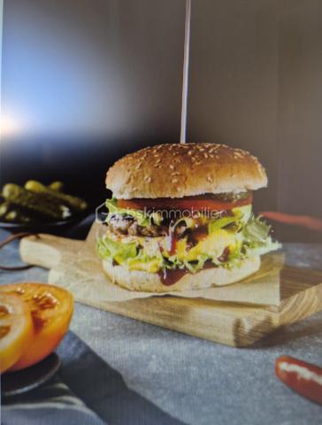 À VENDRE – FONDS DE COMMERCE FAST-FOOD REFAIT A NEUF – SAINT-NAZAIRE - CA 140000€  
Belle opportunité pour ce fonds de commerce de restauration rapide / fast-food, créé en janvier 2026, bénéficiant d’un emplacement stratégique à proximité, offrant une clientèle potentielle variée et régulière (salariés, clients hôtels et lycéens, commerce de proximité).

📊 Chiffres clés
Prix de vente : 95 000 € FAI
Chiffre d’affaires : 140 000 €
Loyer : 1 000 € / mois
Activité créée en janvier 2026
Matériel et mobilier récents, environ 1 an

🍔 Un établissement prêt à exploiter
Le commerce dispose d’une cuisine professionnelle équipée et de mobilier récent, permettant une reprise immédiate de l’activité.
Surface 55m2 + local de stockage de 8m2 - 30 places à l'intérieur et 8 à l'extérieur avec extension possible terrasse

Facilité de stationnement et possibilité réservation place de parking en face.
Pas de licence IV actuellement.

Dossier et informations complémentaires sur demande.