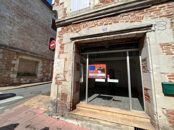 Villeneuve sur Lot, rive gauche, dans une rue proche du centre ville, en ANGLE, local commercial de 35 m², lumineux. Première pièce d'accueil de 24 m², bureau avec fenêtre de 8 m², WC. Les informations sur les risques auxquels ce bien est exposé sont disp , Villeneuve sur lot