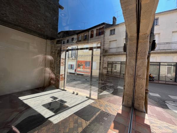 Villeneuve sur Lot, rive gauche, dans une rue proche du centre ville, en ANGLE, local commercial de 35 m², lumineux. Première pièce d'accueil de 24 m², bureau avec fenêtre de 8 m², WC. Les informations sur les risques auxquels ce bien est exposé sont disp , Villeneuve sur lot