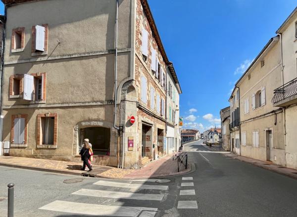 Villeneuve sur Lot, rive gauche, dans une rue proche du centre ville, en ANGLE, local commercial de 35 m², lumineux. Première pièce d'accueil de 24 m², bureau avec fenêtre de 8 m², WC. Les informations sur les risques auxquels ce bien est exposé sont disp , Villeneuve sur lot