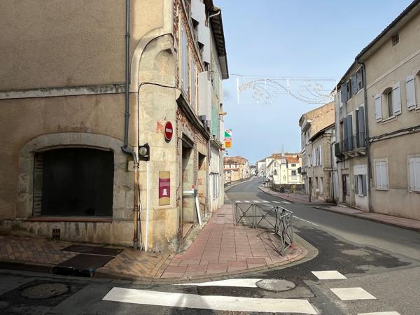 Villeneuve sur Lot, rive gauche, dans une rue proche du centre ville, en ANGLE, local commercial de 35 m², lumineux. Première pièce d'accueil de 24 m², bureau avec fenêtre de 8 m², WC. Les informations sur les risques auxquels ce bien est exposé sont disp , Villeneuve sur lot