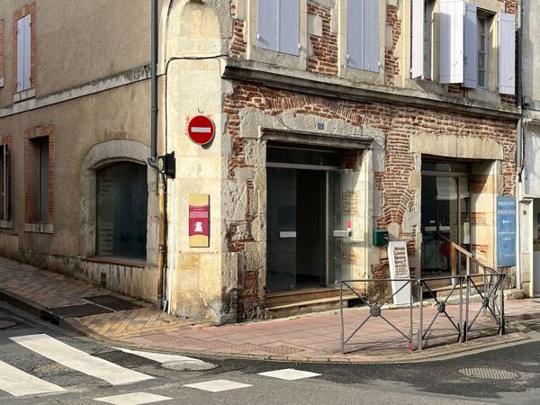Villeneuve sur Lot, rive gauche, dans une rue proche du centre ville, en ANGLE, local commercial de 35 m², lumineux. Première pièce d'accueil de 24 m², bureau avec fenêtre de 8 m², WC. Les informations sur les risques auxquels ce bien est exposé sont disp , Villeneuve sur lot