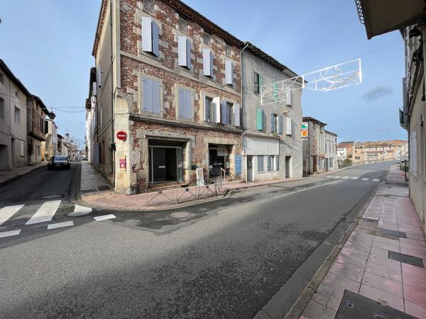 Villeneuve sur Lot, rive gauche, dans une rue proche du centre ville, en ANGLE, local commercial de 35 m², lumineux. Première pièce d'accueil de 24 m², bureau avec fenêtre de 8 m², WC. Les informations sur les risques auxquels ce bien est exposé sont disp , Villeneuve sur lot