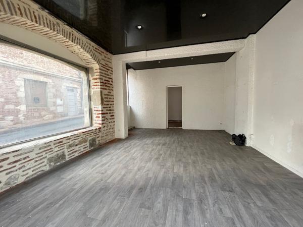 Villeneuve sur Lot, rive gauche, dans une rue proche du centre ville, en ANGLE, local commercial de 35 m², lumineux. Première pièce d'accueil de 24 m², bureau avec fenêtre de 8 m², WC. Les informations sur les risques auxquels ce bien est exposé sont disp , Villeneuve sur lot