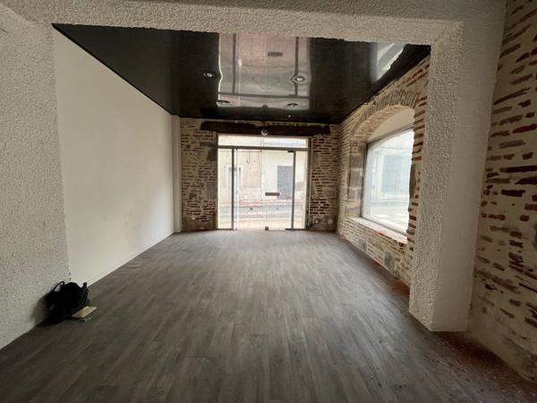 Villeneuve sur Lot, rive gauche, dans une rue proche du centre ville, en ANGLE, local commercial de 35 m², lumineux. Première pièce d'accueil de 24 m², bureau avec fenêtre de 8 m², WC. Les informations sur les risques auxquels ce bien est exposé sont disp , Villeneuve sur lot