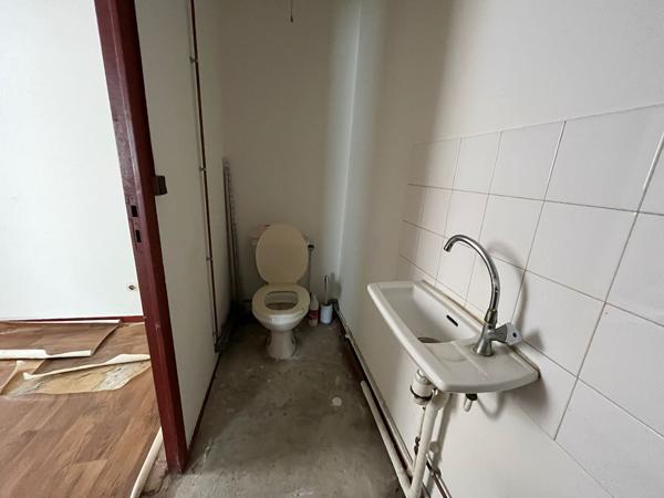 Villeneuve sur Lot, rive gauche, dans une rue proche du centre ville, en ANGLE, local commercial de 35 m², lumineux. Première pièce d'accueil de 24 m², bureau avec fenêtre de 8 m², WC. Les informations sur les risques auxquels ce bien est exposé sont disp , Villeneuve sur lot