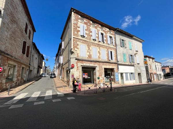 Villeneuve sur Lot, rive gauche, dans une rue proche du centre ville, en ANGLE, local commercial de 35 m², lumineux. Première pièce d'accueil de 24 m², bureau avec fenêtre de 8 m², WC. Les informations sur les risques auxquels ce bien est exposé sont disp , Villeneuve sur lot