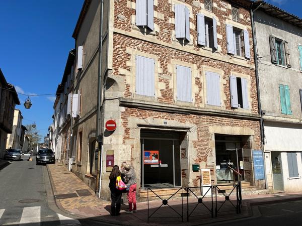 Villeneuve sur Lot, rive gauche, dans une rue proche du centre ville, en ANGLE, local commercial de 35 m², lumineux. Première pièce d'accueil de 24 m², bureau avec fenêtre de 8 m², WC. Les informations sur les risques auxquels ce bien est exposé sont disp , Villeneuve sur lot