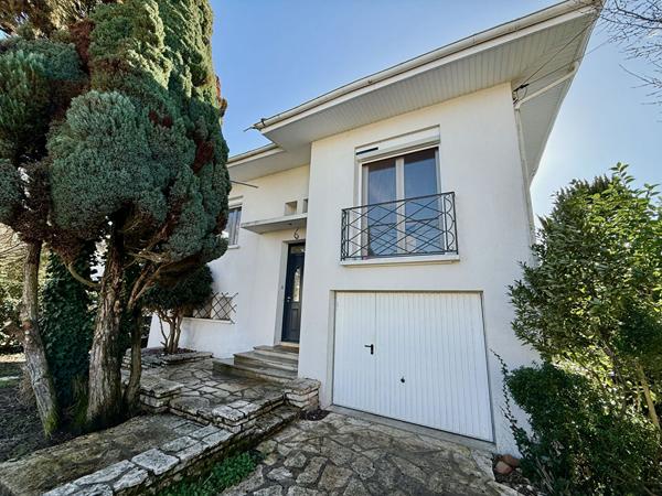Maison d'environ 130m2 à Villeneuve sur Lot proche du centre ville avec un jardin de près de 700m2. Venez découvrir une superbe maison très joliment rénovée avec 5 chambres. En rez-de-chaussée, elle possède un séjour de 35,42m2, une chambre, un wc et un g , Villeneuve sur lot