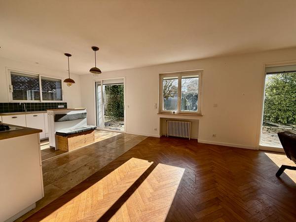 Maison d'environ 130m2 à Villeneuve sur Lot proche du centre ville avec un jardin de près de 700m2. Venez découvrir une superbe maison très joliment rénovée avec 5 chambres. En rez-de-chaussée, elle possède un séjour de 35,42m2, une chambre, un wc et un g , Villeneuve sur lot