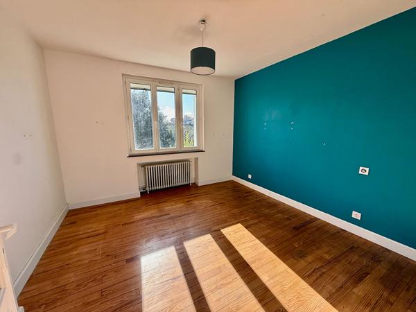 Maison d'environ 130m2 à Villeneuve sur Lot proche du centre ville avec un jardin de près de 700m2. Venez découvrir une superbe maison très joliment rénovée avec 5 chambres. En rez-de-chaussée, elle possède un séjour de 35,42m2, une chambre, un wc et un g , Villeneuve sur lot