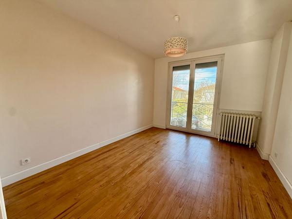 Maison d'environ 130m2 à Villeneuve sur Lot proche du centre ville avec un jardin de près de 700m2. Venez découvrir une superbe maison très joliment rénovée avec 5 chambres. En rez-de-chaussée, elle possède un séjour de 35,42m2, une chambre, un wc et un g , Villeneuve sur lot