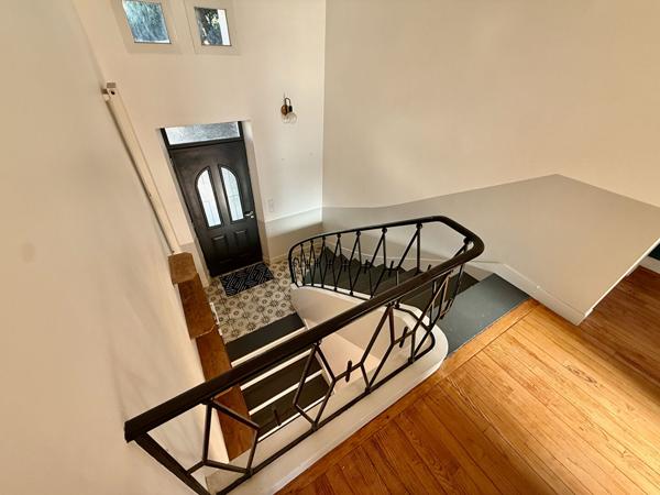 Maison d'environ 130m2 à Villeneuve sur Lot proche du centre ville avec un jardin de près de 700m2. Venez découvrir une superbe maison très joliment rénovée avec 5 chambres. En rez-de-chaussée, elle possède un séjour de 35,42m2, une chambre, un wc et un g , Villeneuve sur lot