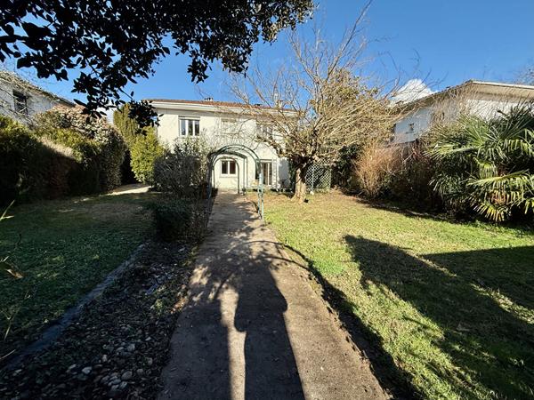 Maison d'environ 130m2 à Villeneuve sur Lot proche du centre ville avec un jardin de près de 700m2. Venez découvrir une superbe maison très joliment rénovée avec 5 chambres. En rez-de-chaussée, elle possède un séjour de 35,42m2, une chambre, un wc et un g , Villeneuve sur lot