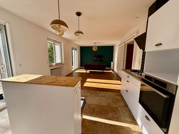 Maison d'environ 130m2 à Villeneuve sur Lot proche du centre ville avec un jardin de près de 700m2. Venez découvrir une superbe maison très joliment rénovée avec 5 chambres. En rez-de-chaussée, elle possède un séjour de 35,42m2, une chambre, un wc et un g , Villeneuve sur lot