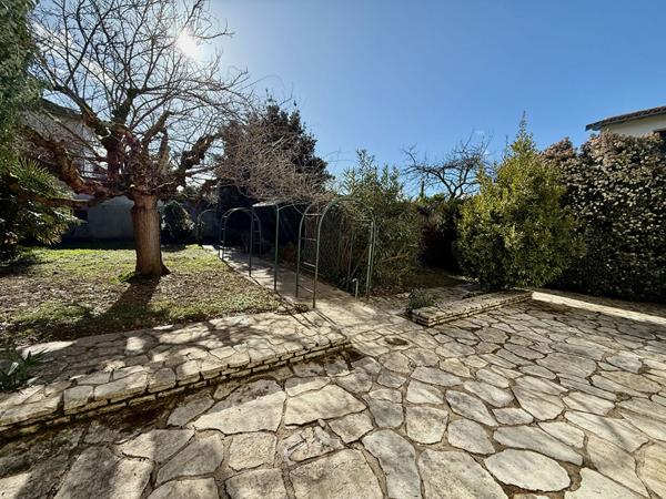 Maison d'environ 130m2 à Villeneuve sur Lot proche du centre ville avec un jardin de près de 700m2. Venez découvrir une superbe maison très joliment rénovée avec 5 chambres. En rez-de-chaussée, elle possède un séjour de 35,42m2, une chambre, un wc et un g , Villeneuve sur lot
