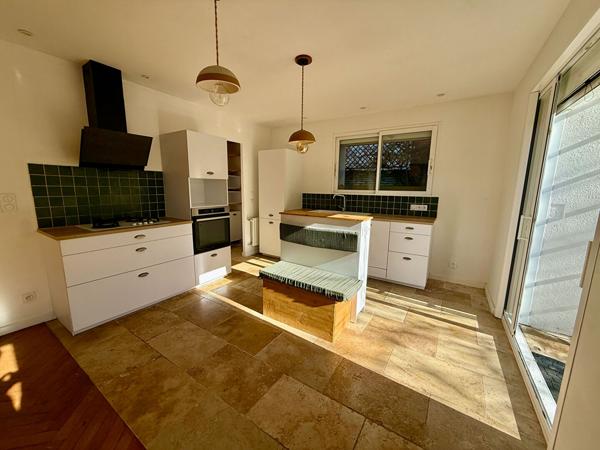 Maison d'environ 130m2 à Villeneuve sur Lot proche du centre ville avec un jardin de près de 700m2. Venez découvrir une superbe maison très joliment rénovée avec 5 chambres. En rez-de-chaussée, elle possède un séjour de 35,42m2, une chambre, un wc et un g , Villeneuve sur lot