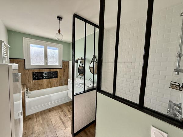 Maison d'environ 130m2 à Villeneuve sur Lot proche du centre ville avec un jardin de près de 700m2. Venez découvrir une superbe maison très joliment rénovée avec 5 chambres. En rez-de-chaussée, elle possède un séjour de 35,42m2, une chambre, un wc et un g , Villeneuve sur lot