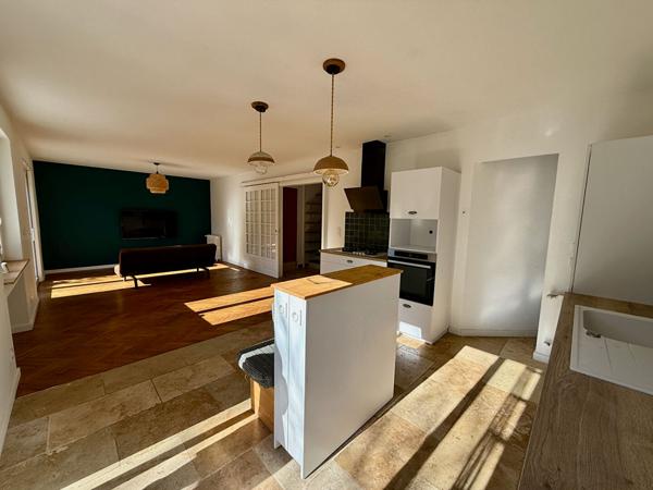 Maison d'environ 130m2 à Villeneuve sur Lot proche du centre ville avec un jardin de près de 700m2. Venez découvrir une superbe maison très joliment rénovée avec 5 chambres. En rez-de-chaussée, elle possède un séjour de 35,42m2, une chambre, un wc et un g , Villeneuve sur lot