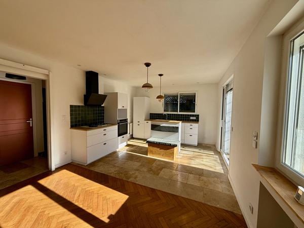 Maison d'environ 130m2 à Villeneuve sur Lot proche du centre ville avec un jardin de près de 700m2. Venez découvrir une superbe maison très joliment rénovée avec 5 chambres. En rez-de-chaussée, elle possède un séjour de 35,42m2, une chambre, un wc et un g , Villeneuve sur lot
