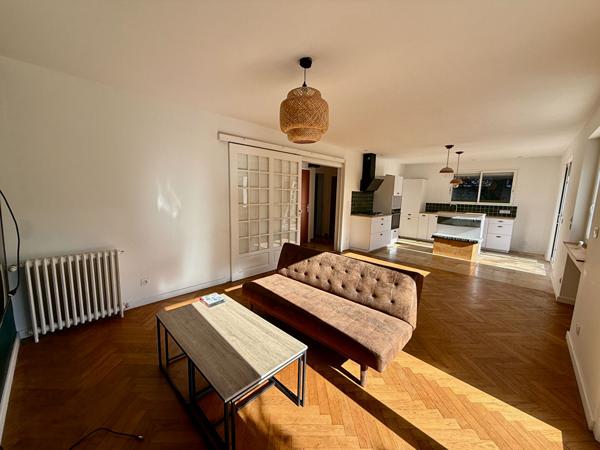 Maison d'environ 130m2 à Villeneuve sur Lot proche du centre ville avec un jardin de près de 700m2. Venez découvrir une superbe maison très joliment rénovée avec 5 chambres. En rez-de-chaussée, elle possède un séjour de 35,42m2, une chambre, un wc et un g , Villeneuve sur lot