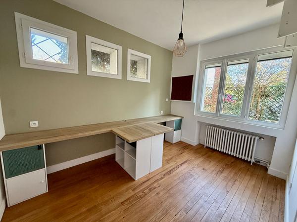 Maison d'environ 130m2 à Villeneuve sur Lot proche du centre ville avec un jardin de près de 700m2. Venez découvrir une superbe maison très joliment rénovée avec 5 chambres. En rez-de-chaussée, elle possède un séjour de 35,42m2, une chambre, un wc et un g , Villeneuve sur lot