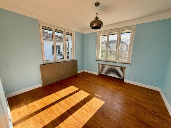 Maison d'environ 130m2 à Villeneuve sur Lot proche du centre ville avec un jardin de près de 700m2. Venez découvrir une superbe maison très joliment rénovée avec 5 chambres. En rez-de-chaussée, elle possède un séjour de 35,42m2, une chambre, un wc et un g , Villeneuve sur lot