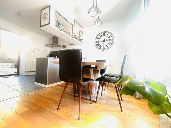 MAISON EN PIERRES RENOVEE DE 86 M², PROCHE CENTRE VILLE, 3 CHAMBRES, BUREAU, TERRASSE, DOUBLE VITRAGE, POELE GODIN, ASSAINISSEMENT COLLECTIF,FIBRE