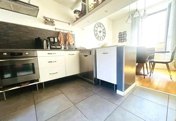 MAISON EN PIERRES RENOVEE DE 86 M², PROCHE CENTRE VILLE, 3 CHAMBRES, BUREAU, TERRASSE, DOUBLE VITRAGE, POELE GODIN, ASSAINISSEMENT COLLECTIF,FIBRE