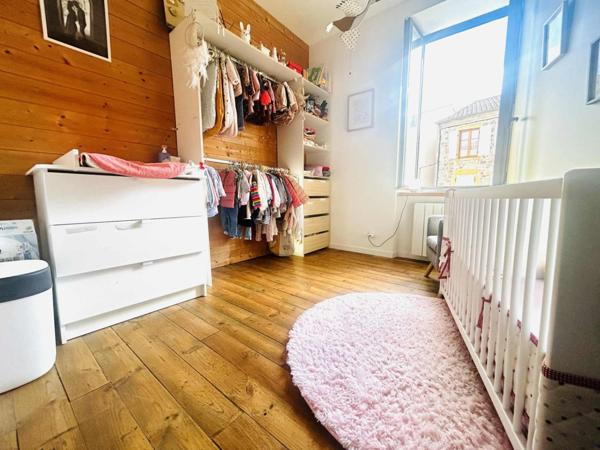 MAISON EN PIERRES RENOVEE DE 86 M², PROCHE CENTRE VILLE, 3 CHAMBRES, BUREAU, TERRASSE, DOUBLE VITRAGE, POELE GODIN, ASSAINISSEMENT COLLECTIF,FIBRE