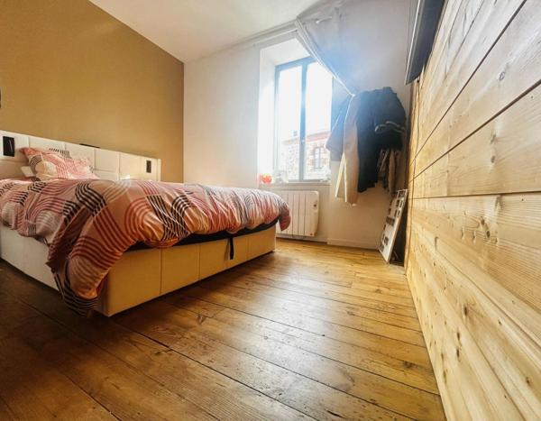 MAISON EN PIERRES RENOVEE DE 86 M², PROCHE CENTRE VILLE, 3 CHAMBRES, BUREAU, TERRASSE, DOUBLE VITRAGE, POELE GODIN, ASSAINISSEMENT COLLECTIF,FIBRE