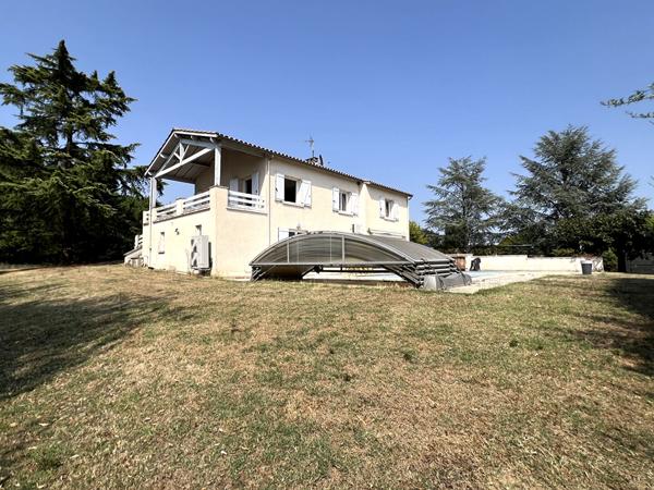 Grande maison d'environ 190m2 habitables sur Villeneuve sur Lot. Idéalement située au début de la campagne et à proximité immédiate du centre ville, des écoles et services, cette propriété saura vous séduire par : - sa vue dégagée - sa piscine - son gran , Villeneuve sur lot