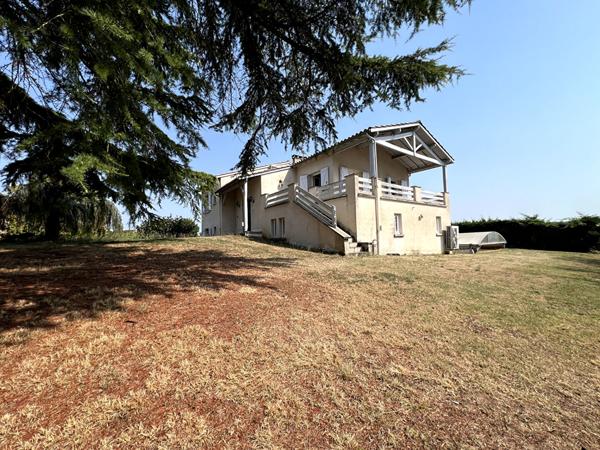 Grande maison d'environ 190m2 habitables sur Villeneuve sur Lot. Idéalement située au début de la campagne et à proximité immédiate du centre ville, des écoles et services, cette propriété saura vous séduire par : - sa vue dégagée - sa piscine - son gran , Villeneuve sur lot