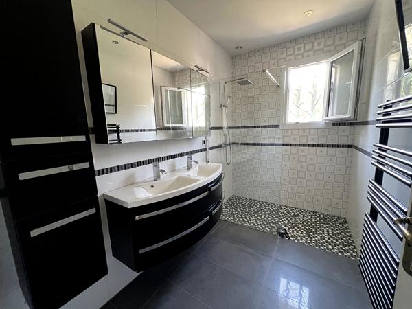 Grande maison d'environ 190m2 habitables sur Villeneuve sur Lot. Idéalement située au début de la campagne et à proximité immédiate du centre ville, des écoles et services, cette propriété saura vous séduire par : - sa vue dégagée - sa piscine - son gran , Villeneuve sur lot