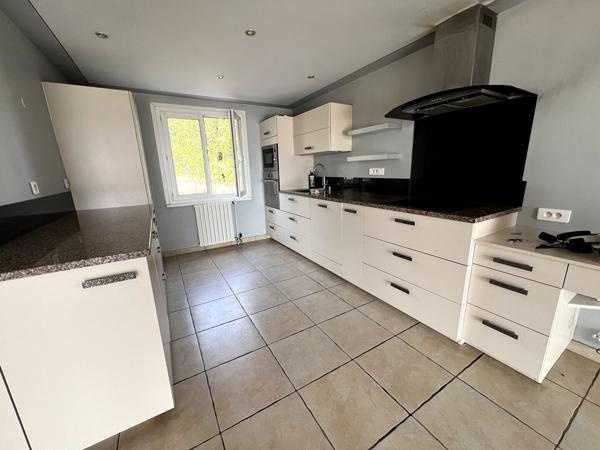 Grande maison d'environ 190m2 habitables sur Villeneuve sur Lot. Idéalement située au début de la campagne et à proximité immédiate du centre ville, des écoles et services, cette propriété saura vous séduire par : - sa vue dégagée - sa piscine - son gran , Villeneuve sur lot