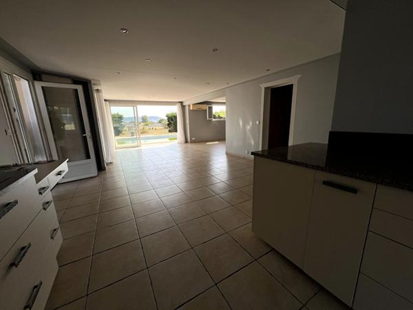 Grande maison d'environ 190m2 habitables sur Villeneuve sur Lot. Idéalement située au début de la campagne et à proximité immédiate du centre ville, des écoles et services, cette propriété saura vous séduire par : - sa vue dégagée - sa piscine - son gran , Villeneuve sur lot