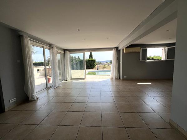 Grande maison d'environ 190m2 habitables sur Villeneuve sur Lot. Idéalement située au début de la campagne et à proximité immédiate du centre ville, des écoles et services, cette propriété saura vous séduire par : - sa vue dégagée - sa piscine - son gran , Villeneuve sur lot
