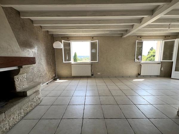 Grande maison d'environ 190m2 habitables sur Villeneuve sur Lot. Idéalement située au début de la campagne et à proximité immédiate du centre ville, des écoles et services, cette propriété saura vous séduire par : - sa vue dégagée - sa piscine - son gran , Villeneuve sur lot