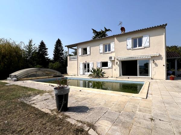 Grande maison d'environ 190m2 habitables sur Villeneuve sur Lot. Idéalement située au début de la campagne et à proximité immédiate du centre ville, des écoles et services, cette propriété saura vous séduire par : - sa vue dégagée - sa piscine - son gran , Villeneuve sur lot