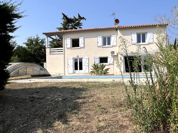 Grande maison d'environ 190m2 habitables sur Villeneuve sur Lot. Idéalement située au début de la campagne et à proximité immédiate du centre ville, des écoles et services, cette propriété saura vous séduire par : - sa vue dégagée - sa piscine - son gran , Villeneuve sur lot