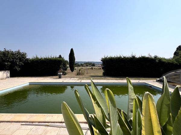 Grande maison d'environ 190m2 habitables sur Villeneuve sur Lot. Idéalement située au début de la campagne et à proximité immédiate du centre ville, des écoles et services, cette propriété saura vous séduire par : - sa vue dégagée - sa piscine - son gran , Villeneuve sur lot