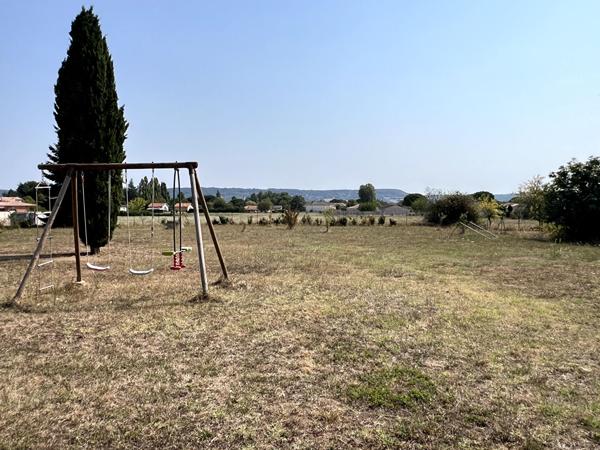 Grande maison d'environ 190m2 habitables sur Villeneuve sur Lot. Idéalement située au début de la campagne et à proximité immédiate du centre ville, des écoles et services, cette propriété saura vous séduire par : - sa vue dégagée - sa piscine - son gran , Villeneuve sur lot
