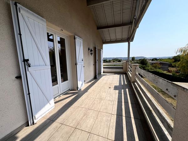 Grande maison d'environ 190m2 habitables sur Villeneuve sur Lot. Idéalement située au début de la campagne et à proximité immédiate du centre ville, des écoles et services, cette propriété saura vous séduire par : - sa vue dégagée - sa piscine - son gran , Villeneuve sur lot