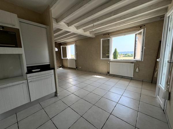 Grande maison d'environ 190m2 habitables sur Villeneuve sur Lot. Idéalement située au début de la campagne et à proximité immédiate du centre ville, des écoles et services, cette propriété saura vous séduire par : - sa vue dégagée - sa piscine - son gran , Villeneuve sur lot
