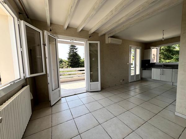 Grande maison d'environ 190m2 habitables sur Villeneuve sur Lot. Idéalement située au début de la campagne et à proximité immédiate du centre ville, des écoles et services, cette propriété saura vous séduire par : - sa vue dégagée - sa piscine - son gran , Villeneuve sur lot