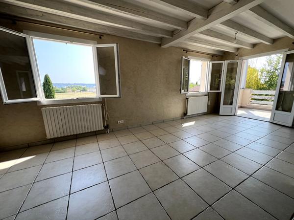 Grande maison d'environ 190m2 habitables sur Villeneuve sur Lot. Idéalement située au début de la campagne et à proximité immédiate du centre ville, des écoles et services, cette propriété saura vous séduire par : - sa vue dégagée - sa piscine - son gran , Villeneuve sur lot