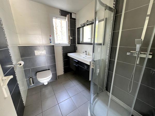Grande maison d'environ 190m2 habitables sur Villeneuve sur Lot. Idéalement située au début de la campagne et à proximité immédiate du centre ville, des écoles et services, cette propriété saura vous séduire par : - sa vue dégagée - sa piscine - son gran , Villeneuve sur lot