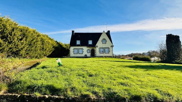 PLOMODIERN, Rare sur le secteur – Volumes, calme et vaste terrain à quelques minutes de la mer