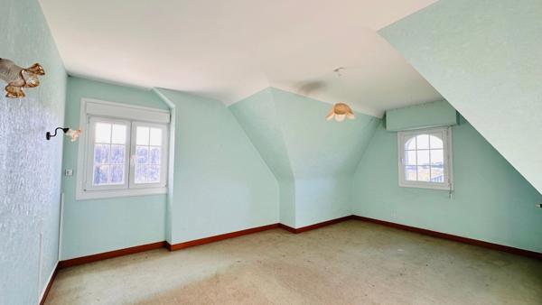 PLOMODIERN, Rare sur le secteur – Volumes, calme et vaste terrain à quelques minutes de la mer